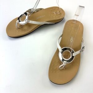 Vionic Karina white thong sandal Size 9 silver O ring Adjustable buckle slip on